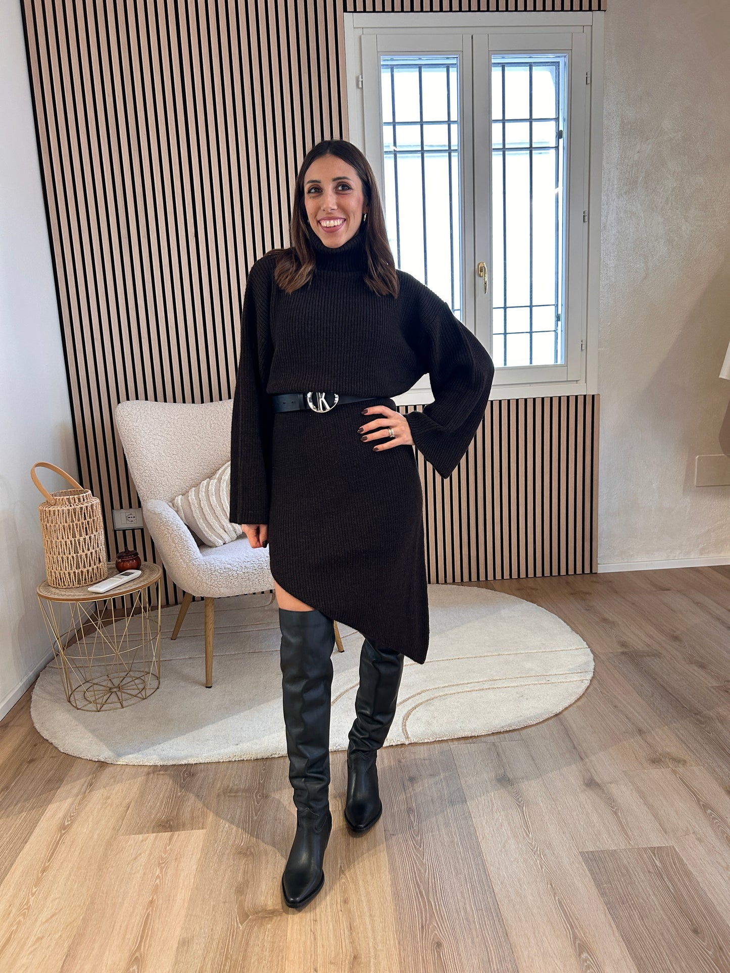 Abito dolcevita asimmetrico moro