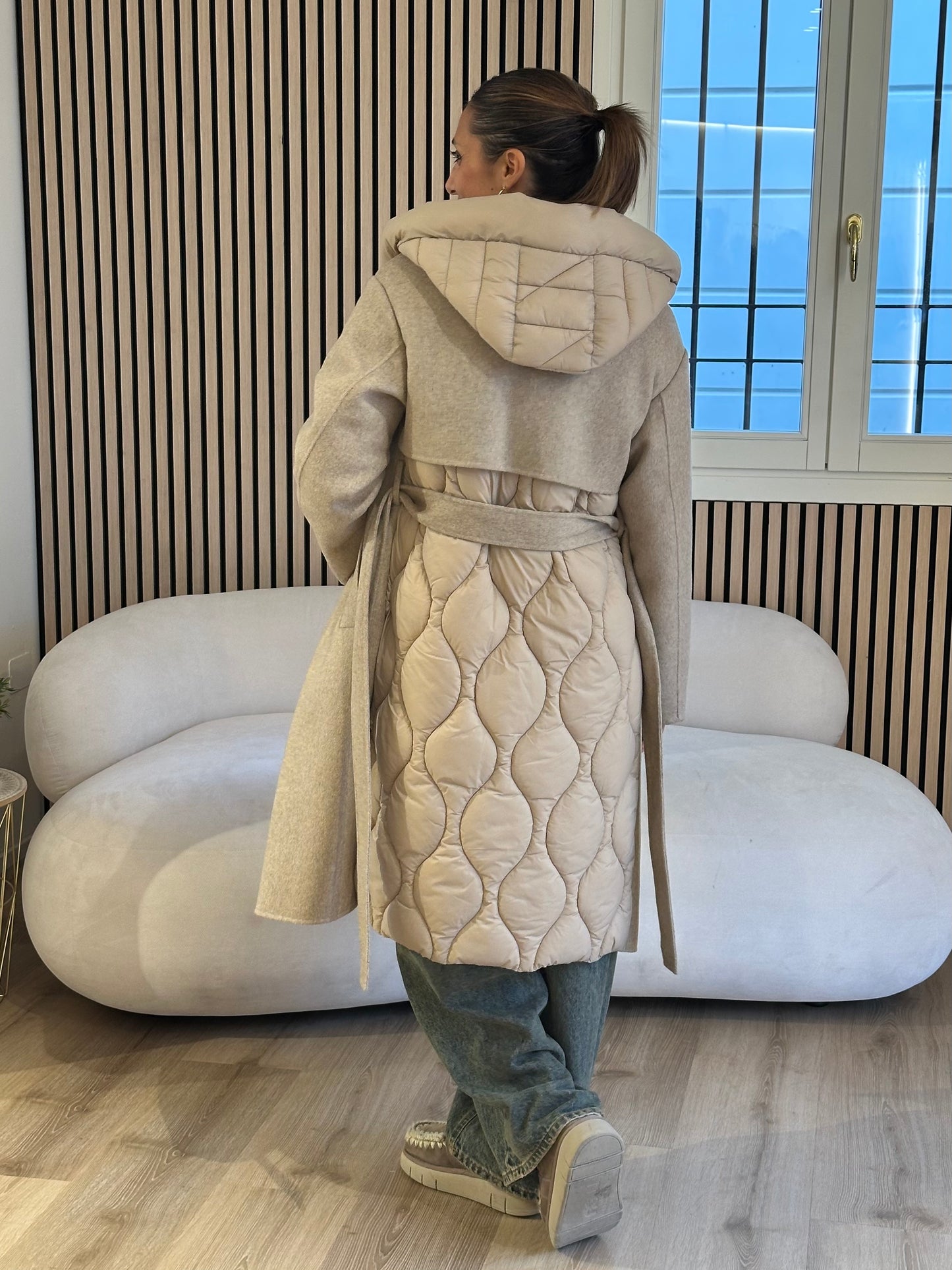 Cappotto con imbottitura e cappuccio removibile
