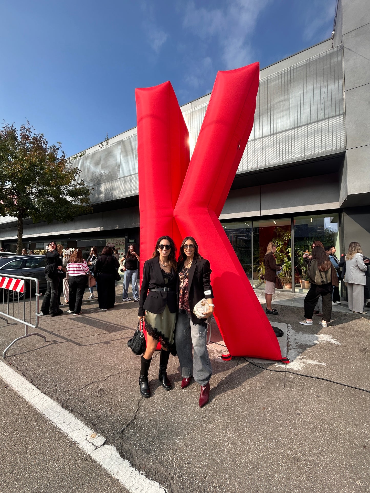 Top asimmetrico raso e pizzo maculato