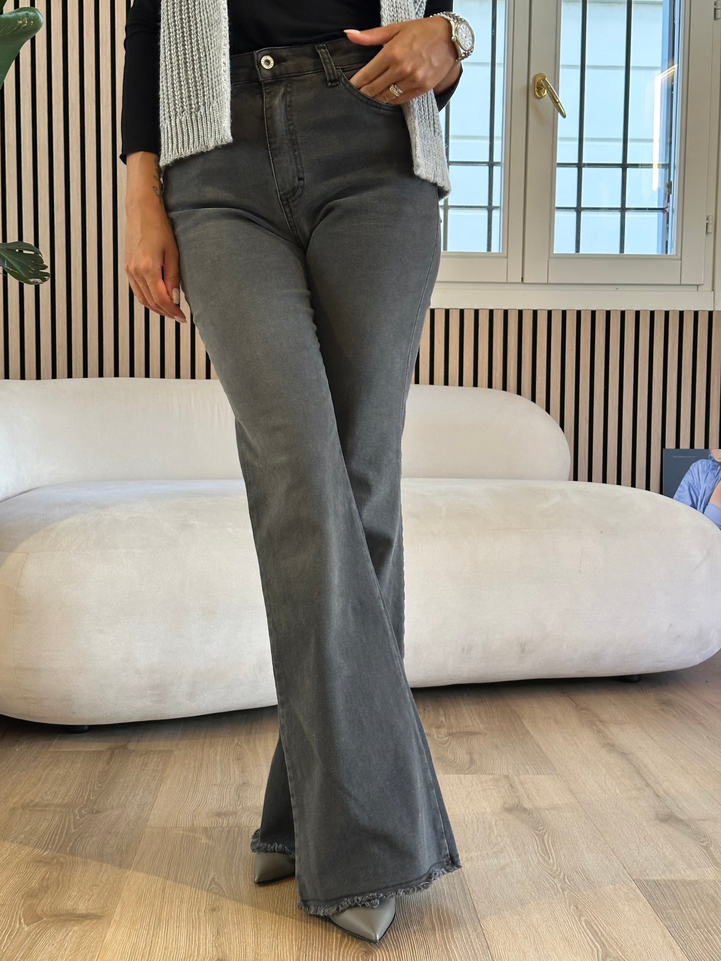 Jeans a zampa taglio vivo