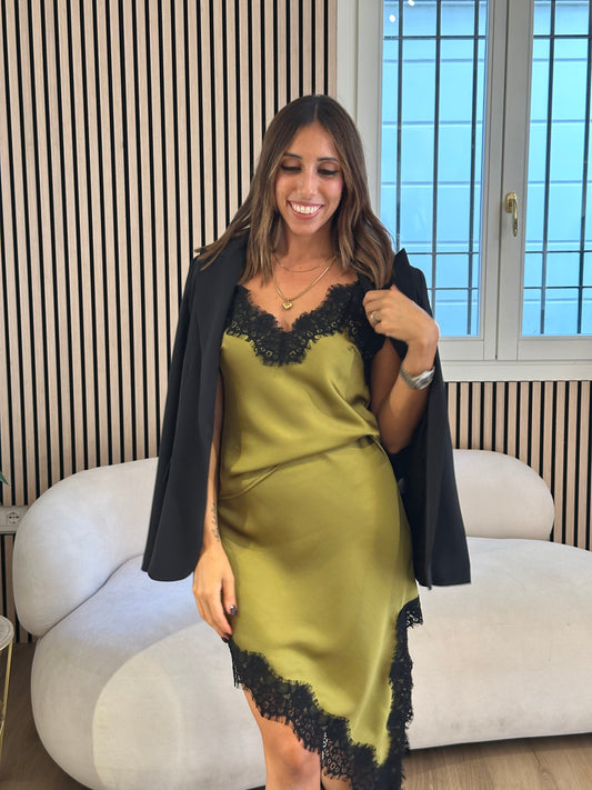 Canotta olio in raso con dettagli in pizzo