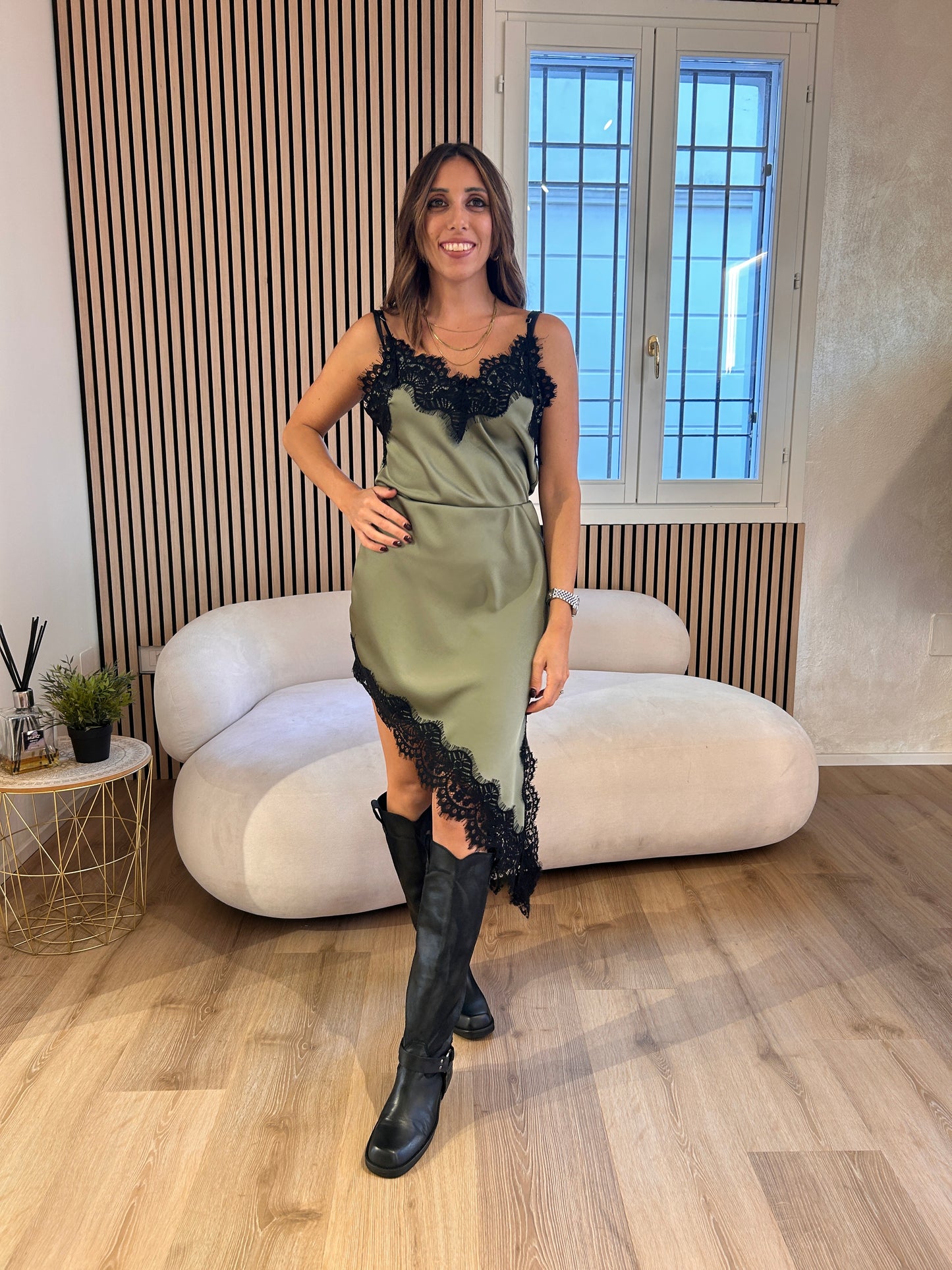 Canotta verde militare in raso dettagli in pizzo