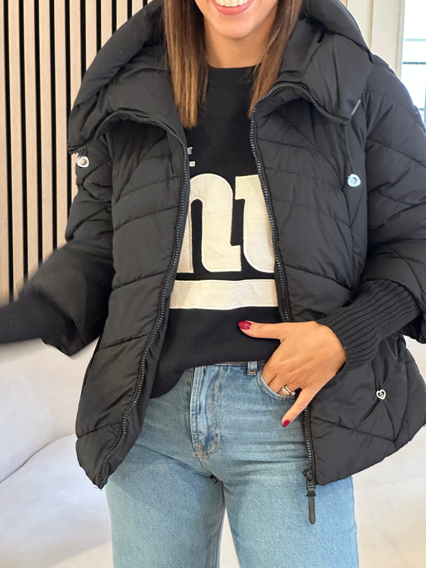 Piumino corto con manicotti nero