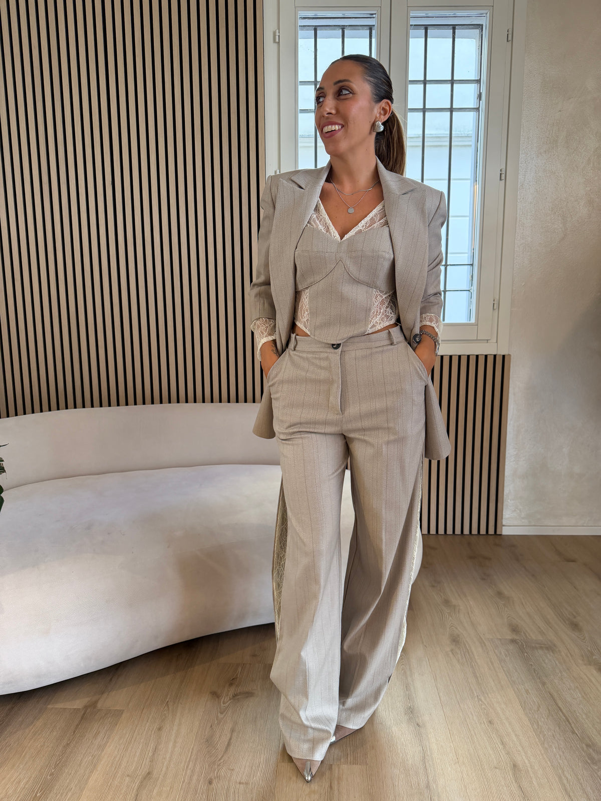 Top beige con pizzo
