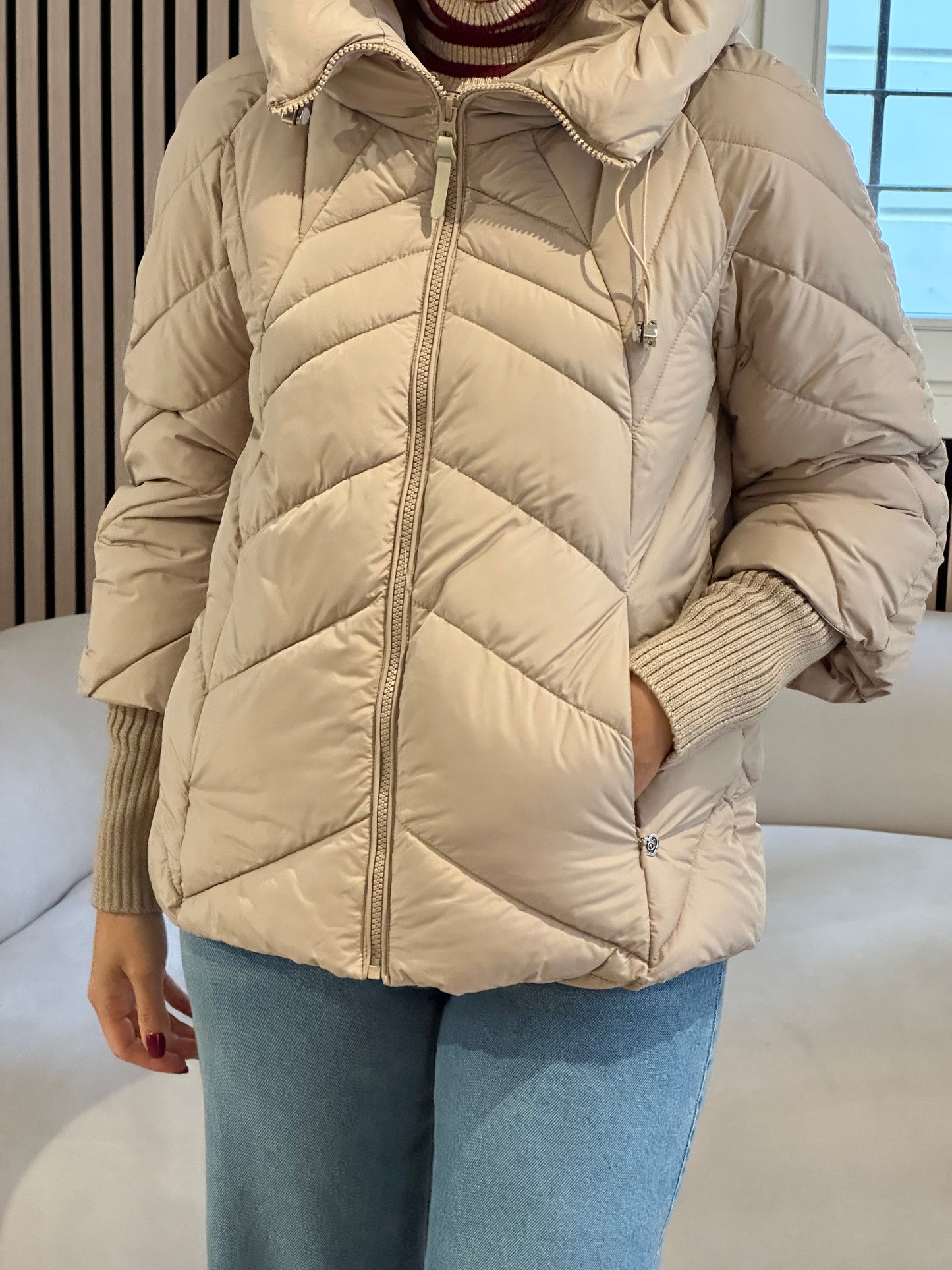 Piumino beige con manicotti