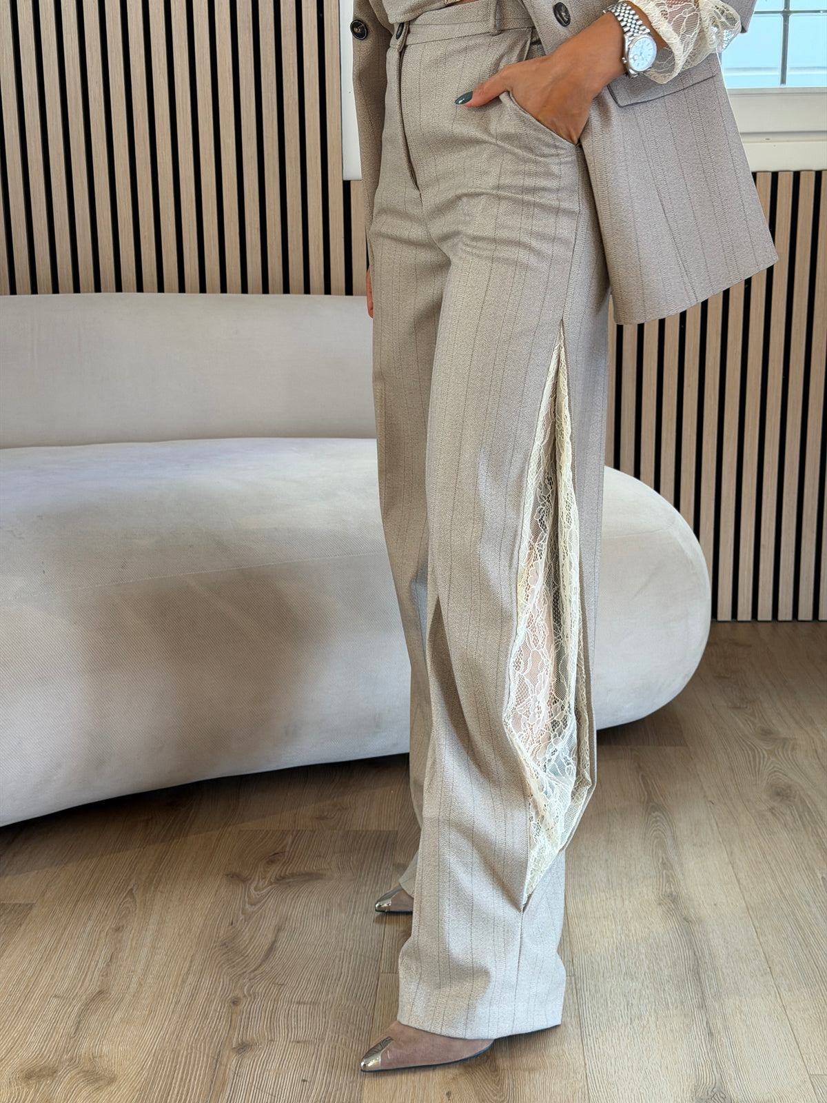 Pantalone beige con pizzo
