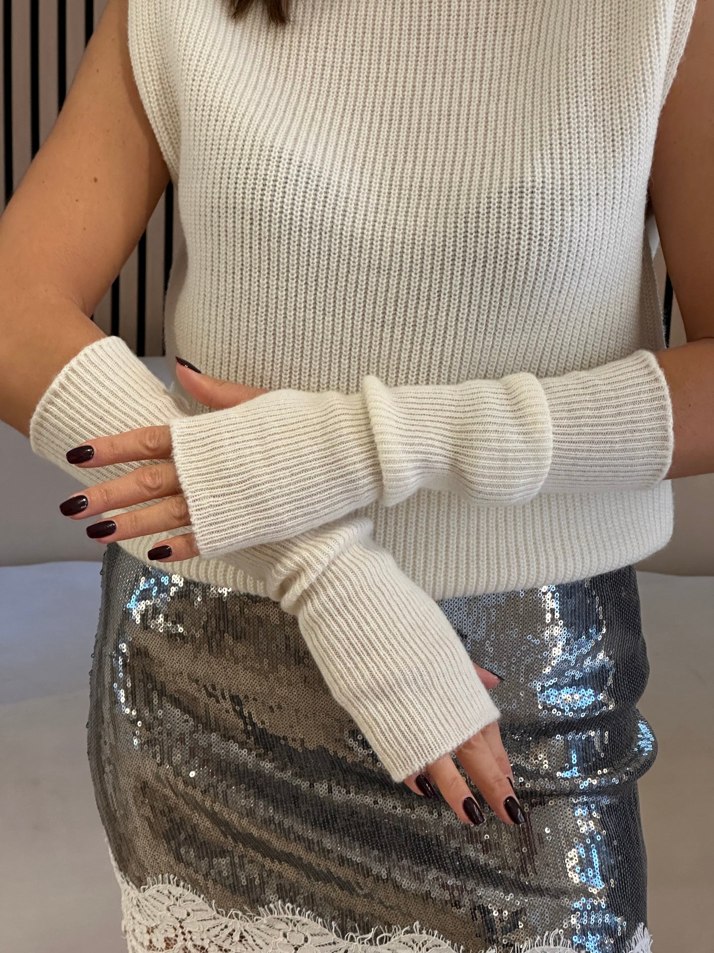 Gilet con manicotti panna