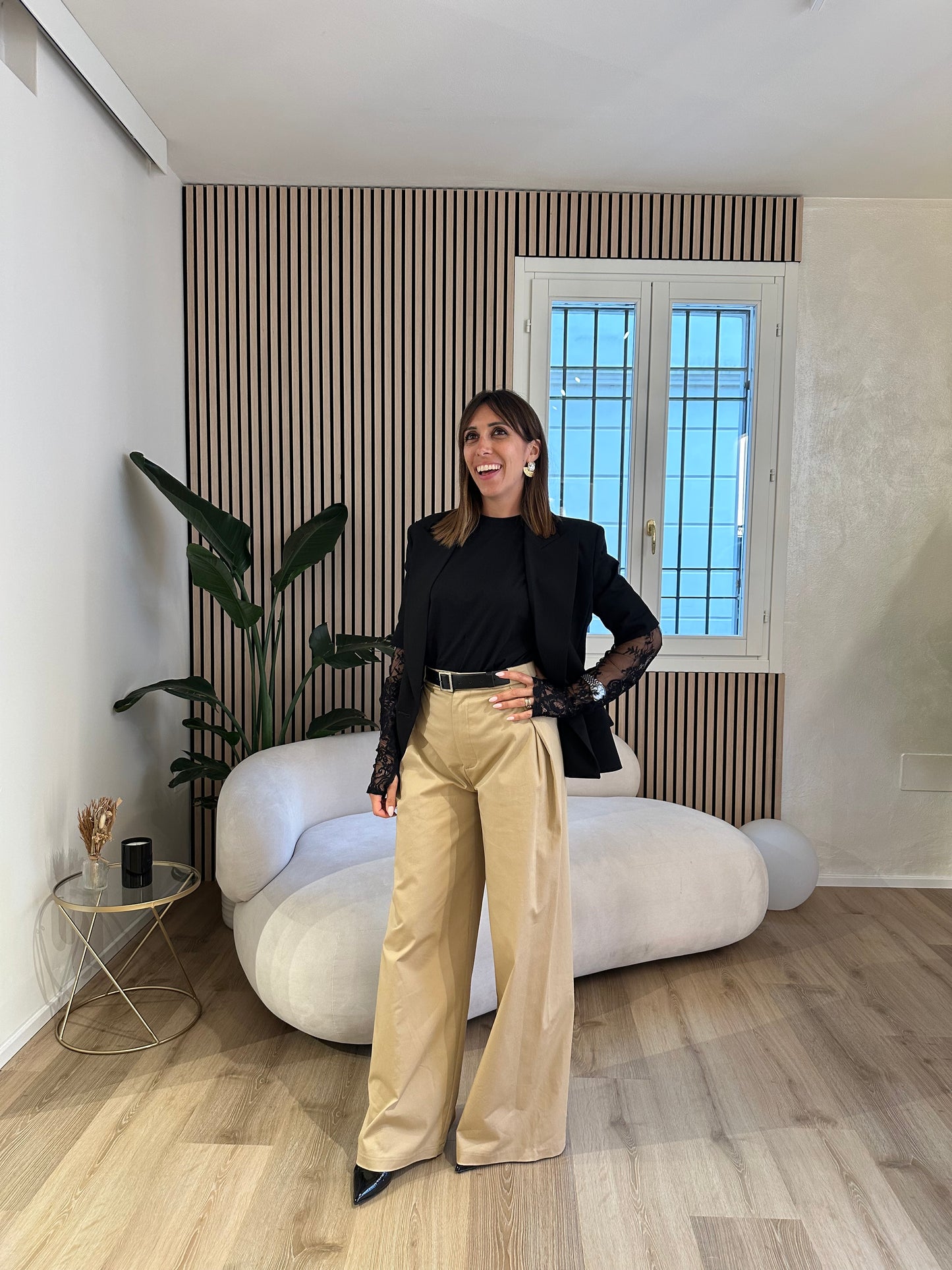 Pantalone con cintura e pieghe laterali