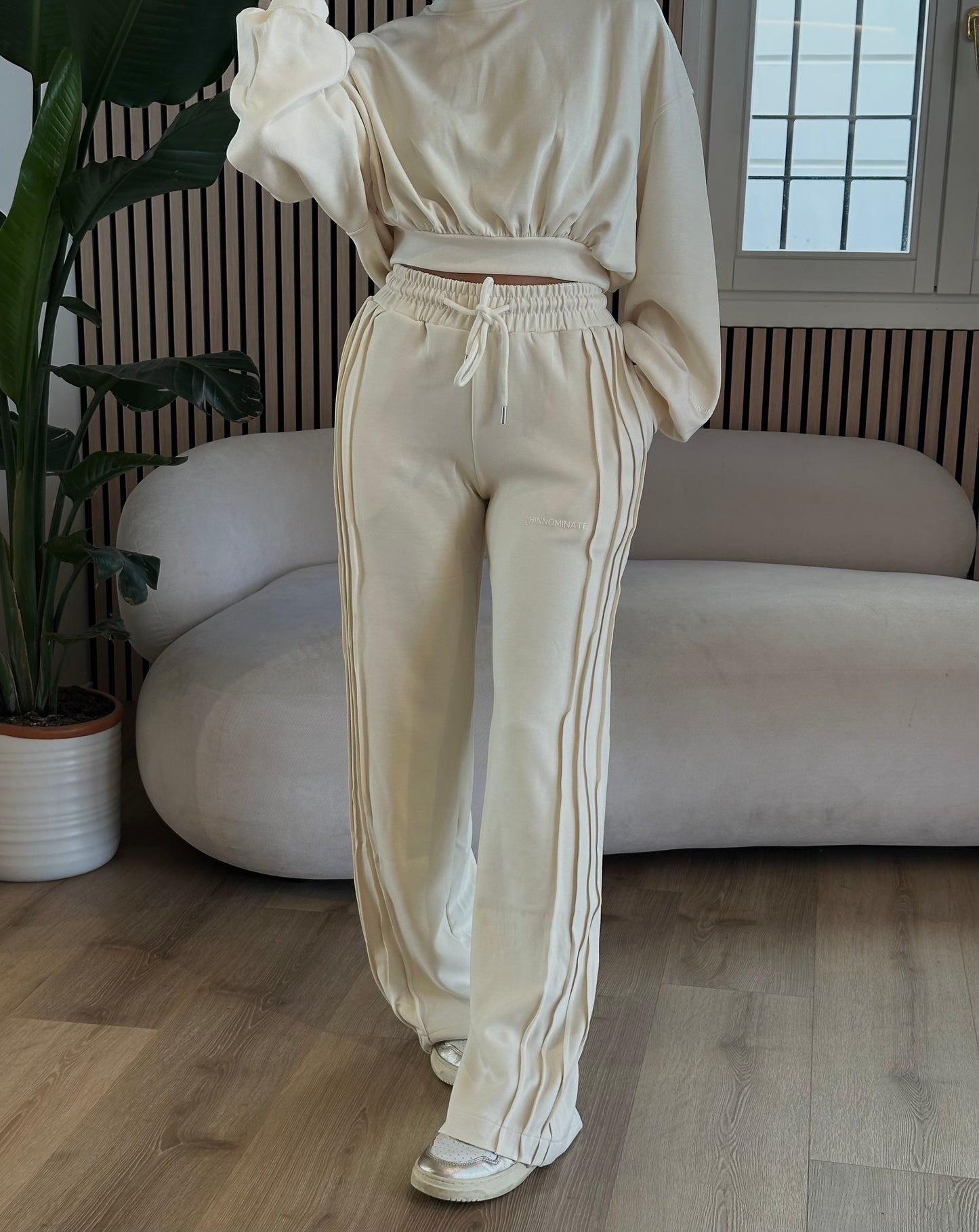 Pantalone dritto in viscosa con nervature