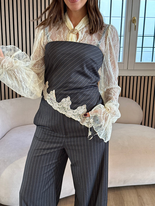 Top grey gessato con pizzo