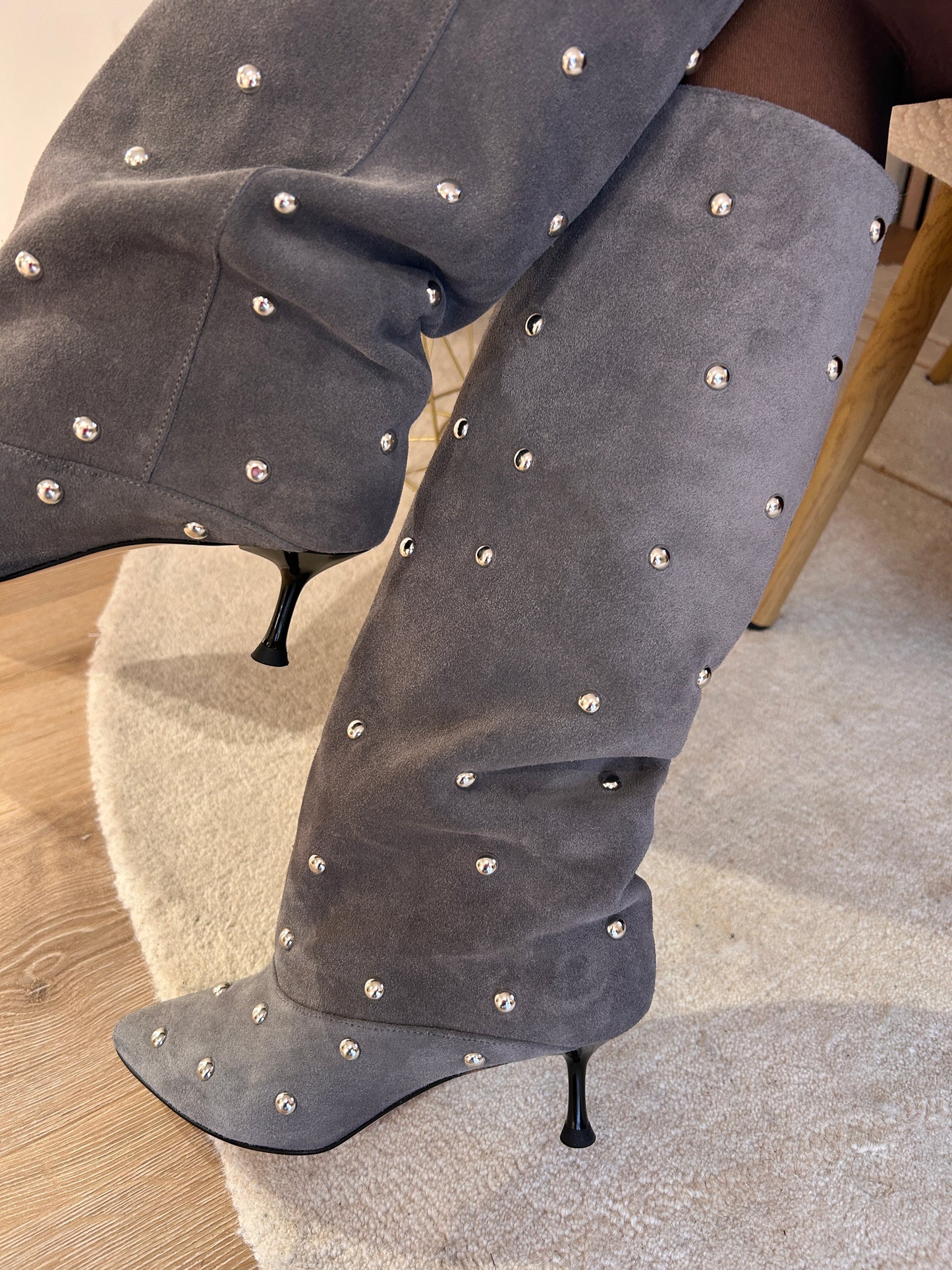 Stivale in camoscio e borchie