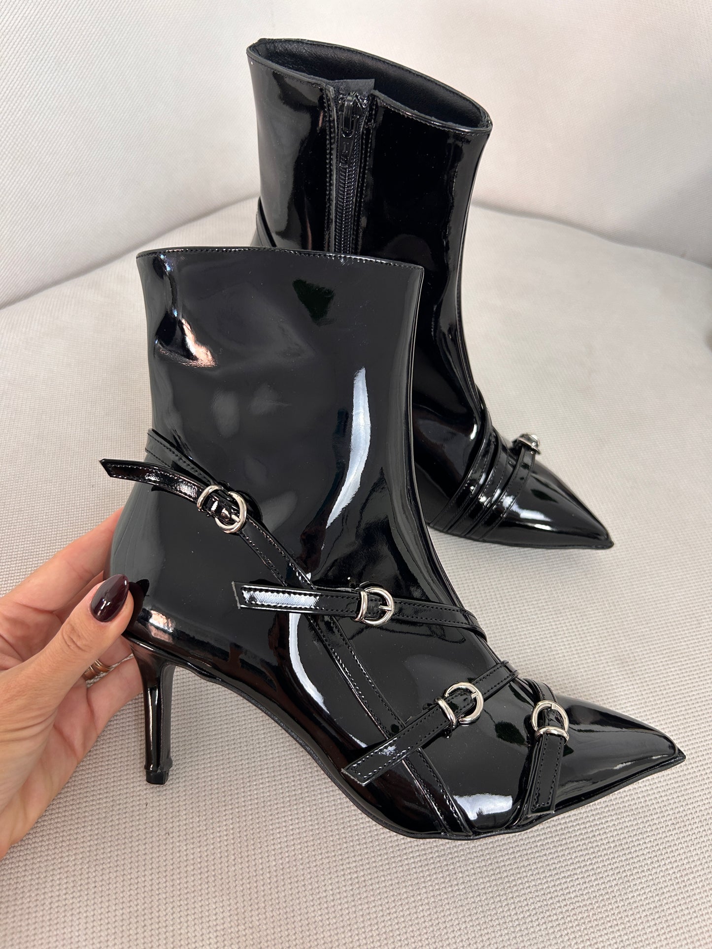 Stivaletto con cinturini vernice black
