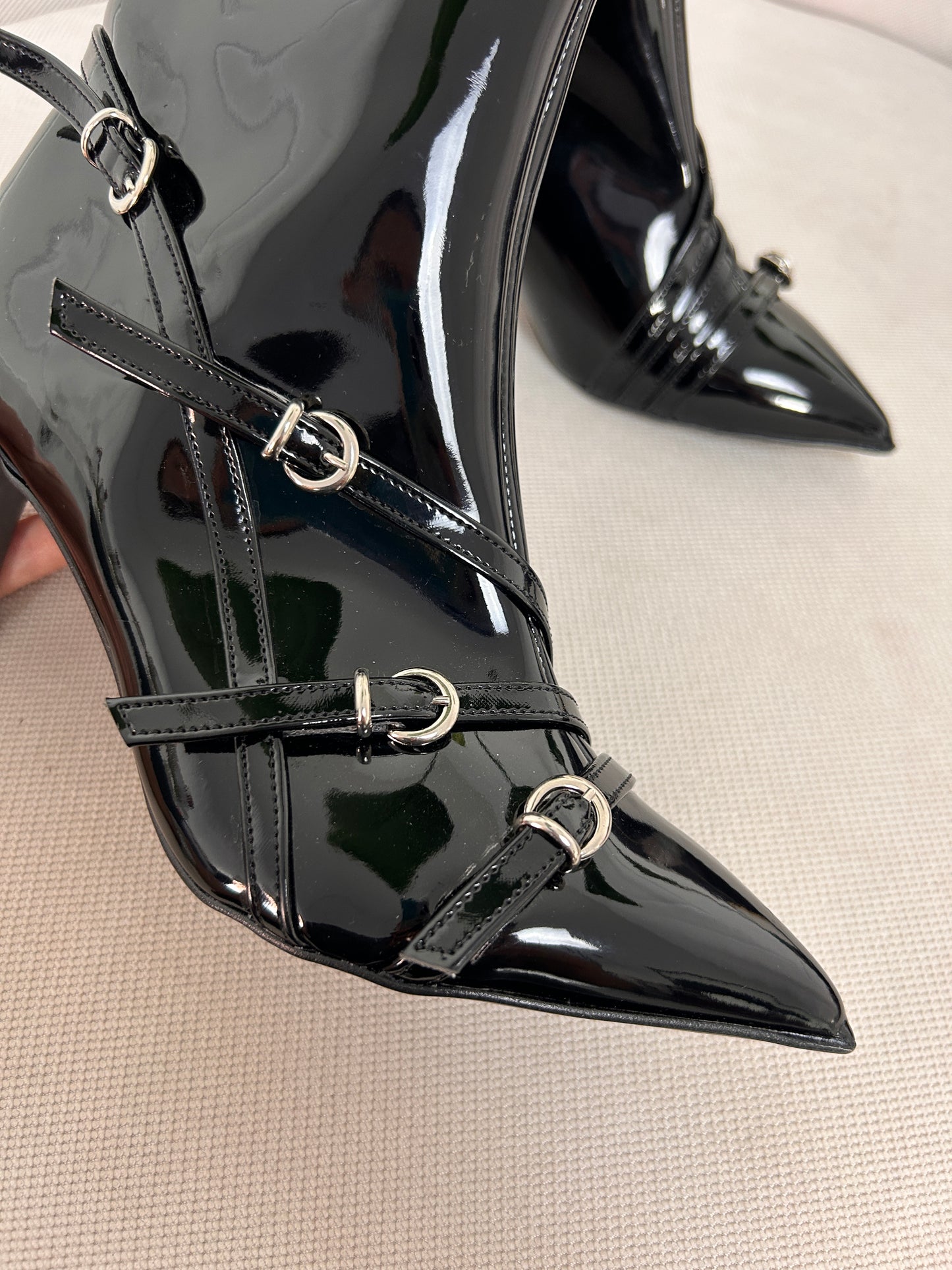 Stivaletto con cinturini vernice black