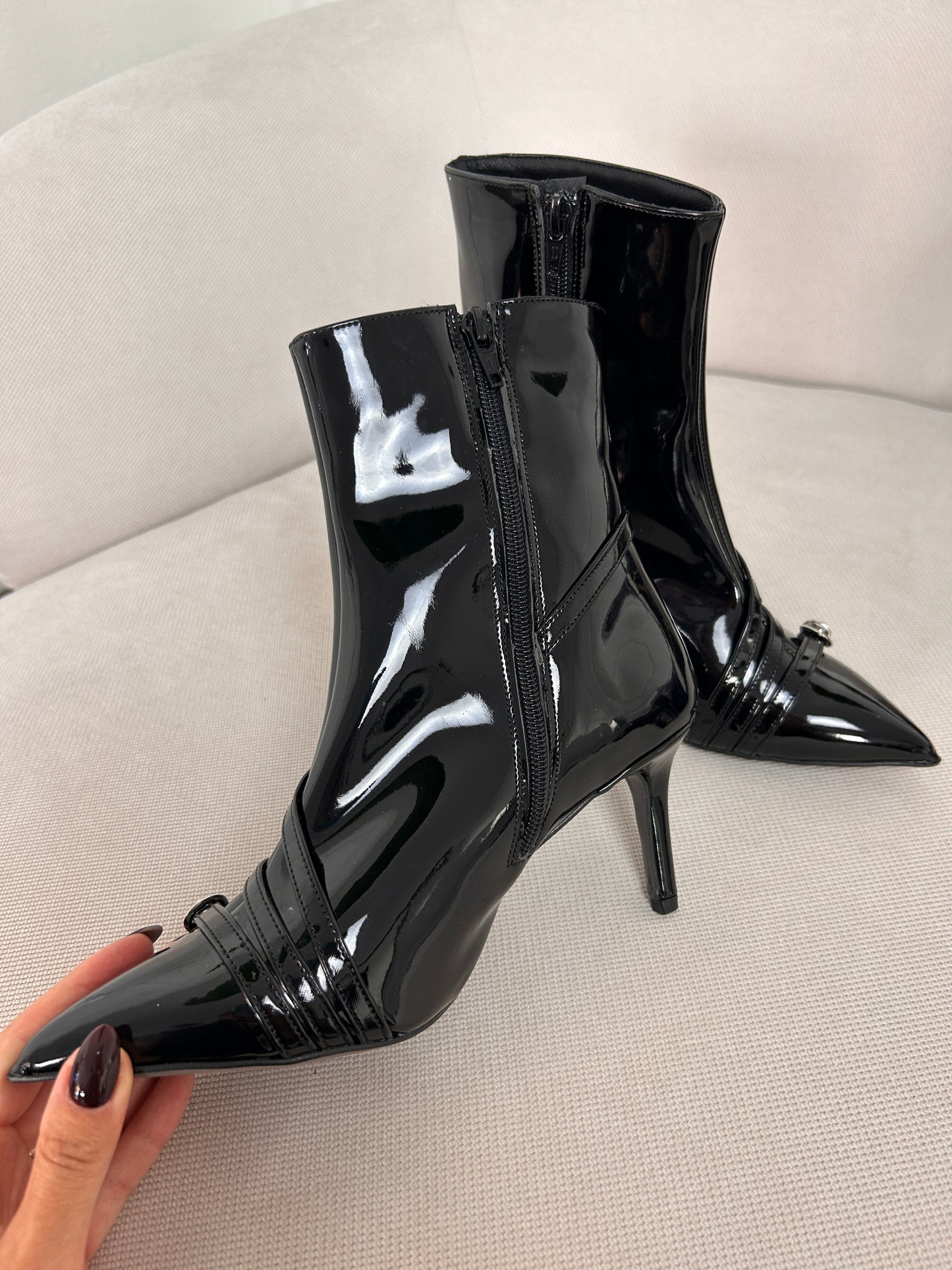 Stivaletto con cinturini vernice black