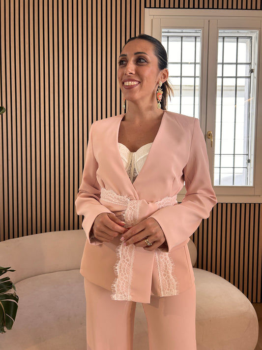 Giacca rosa con fusciacca pizzo