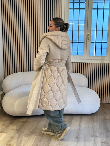 Cappotto con imbottitura e cappuccio removibile