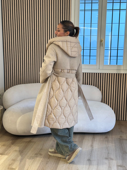 Cappotto con imbottitura e cappuccio removibile