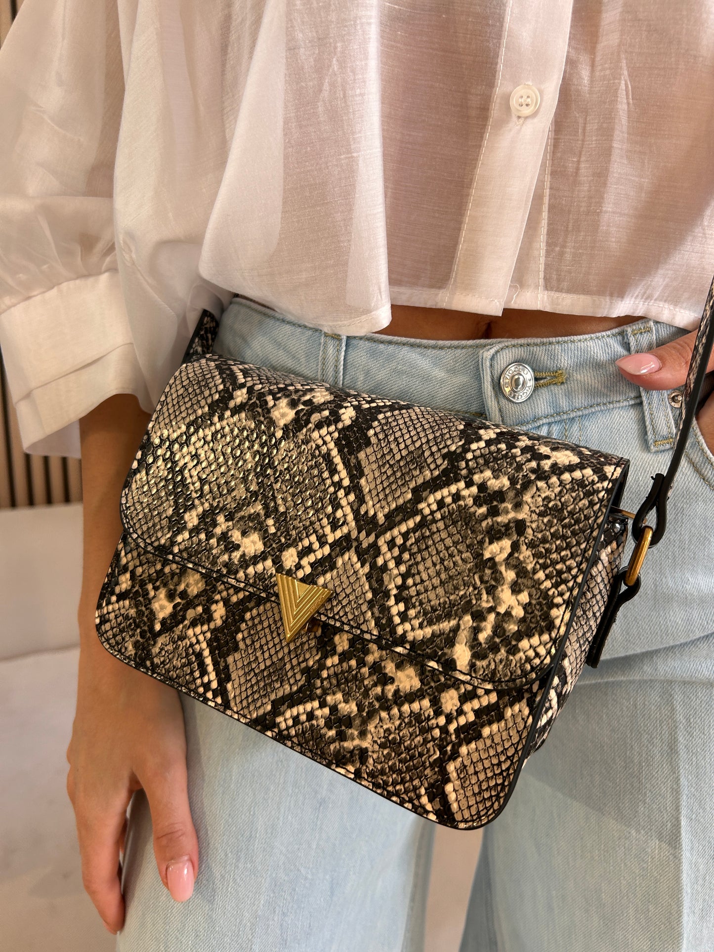 Borsa V lock bag
