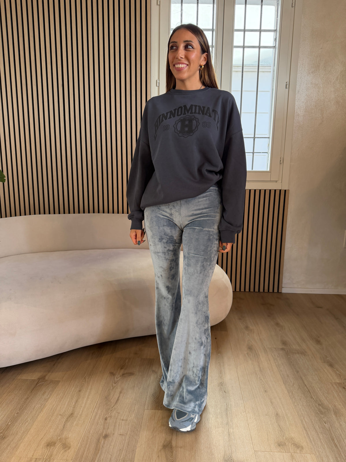 Pantalone flare in ciniglia polvere