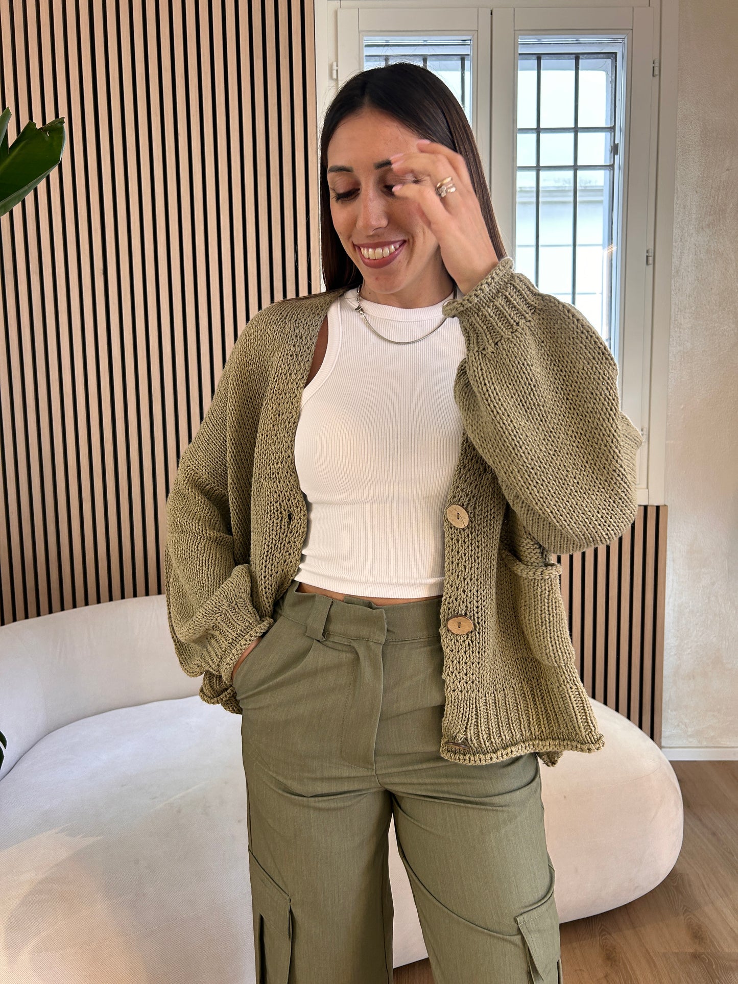 Cardigan kaki con bottoni legno