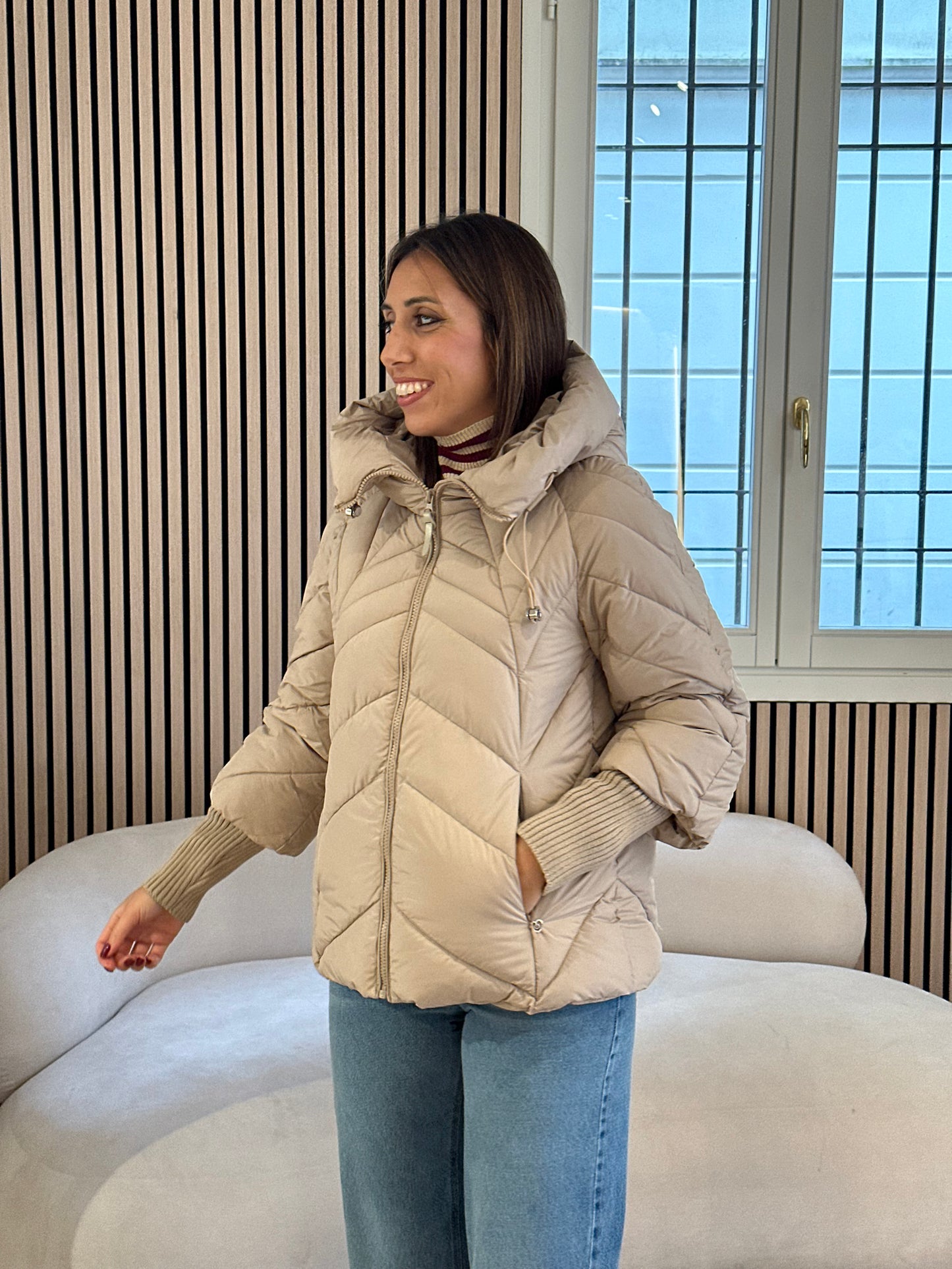 Piumino beige con manicotti