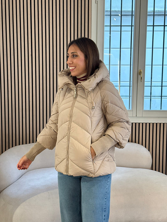 Piumino beige con manicotti