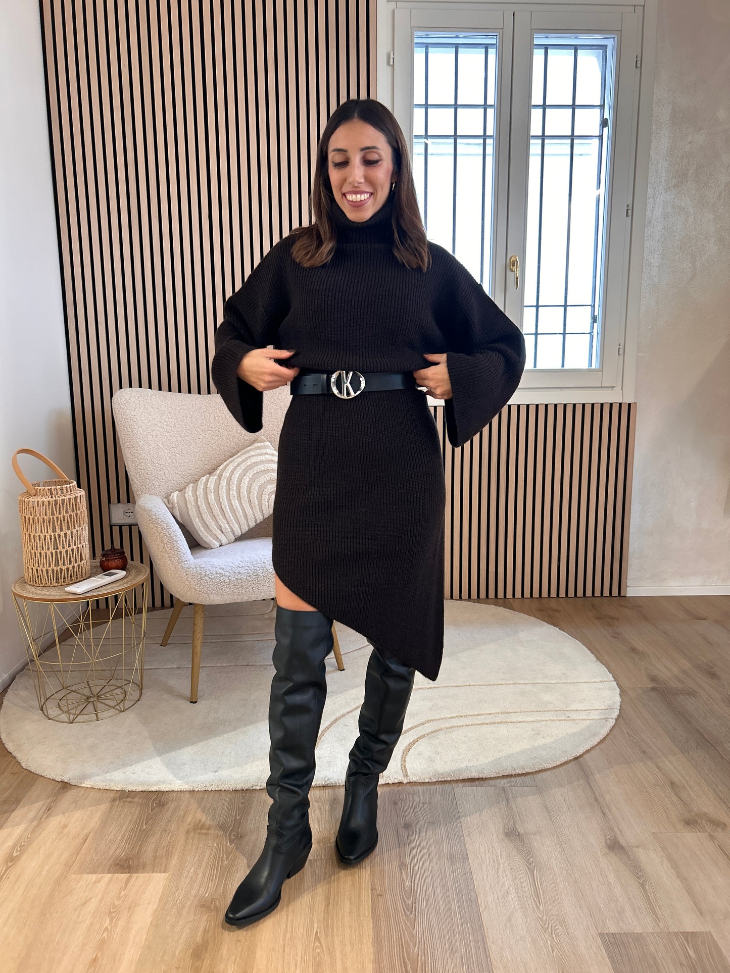 Abito dolcevita asimmetrico moro