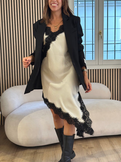 Abito panna con spalline e dettagli pizzo