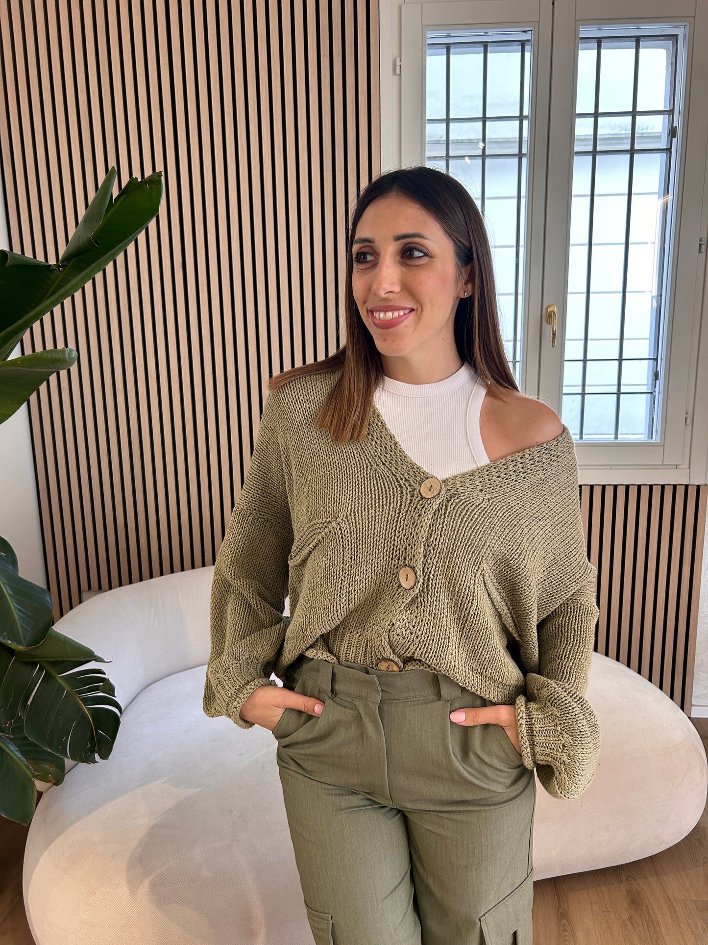 Cardigan kaki con bottoni legno