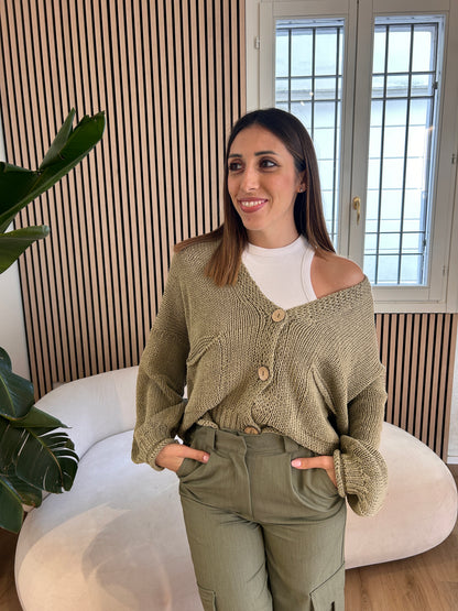 Cardigan kaki con bottoni legno