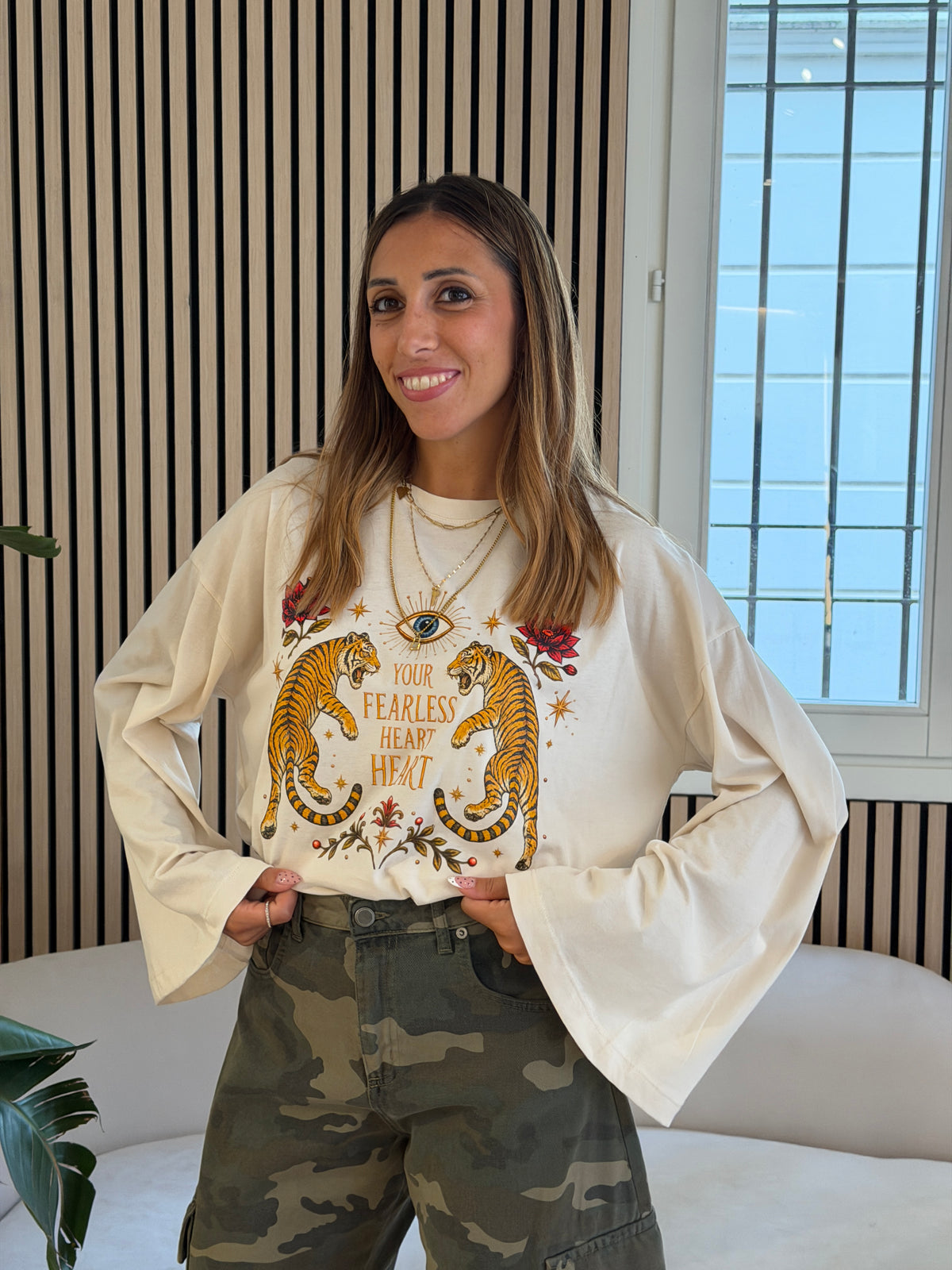 T- shirt tigri floreali