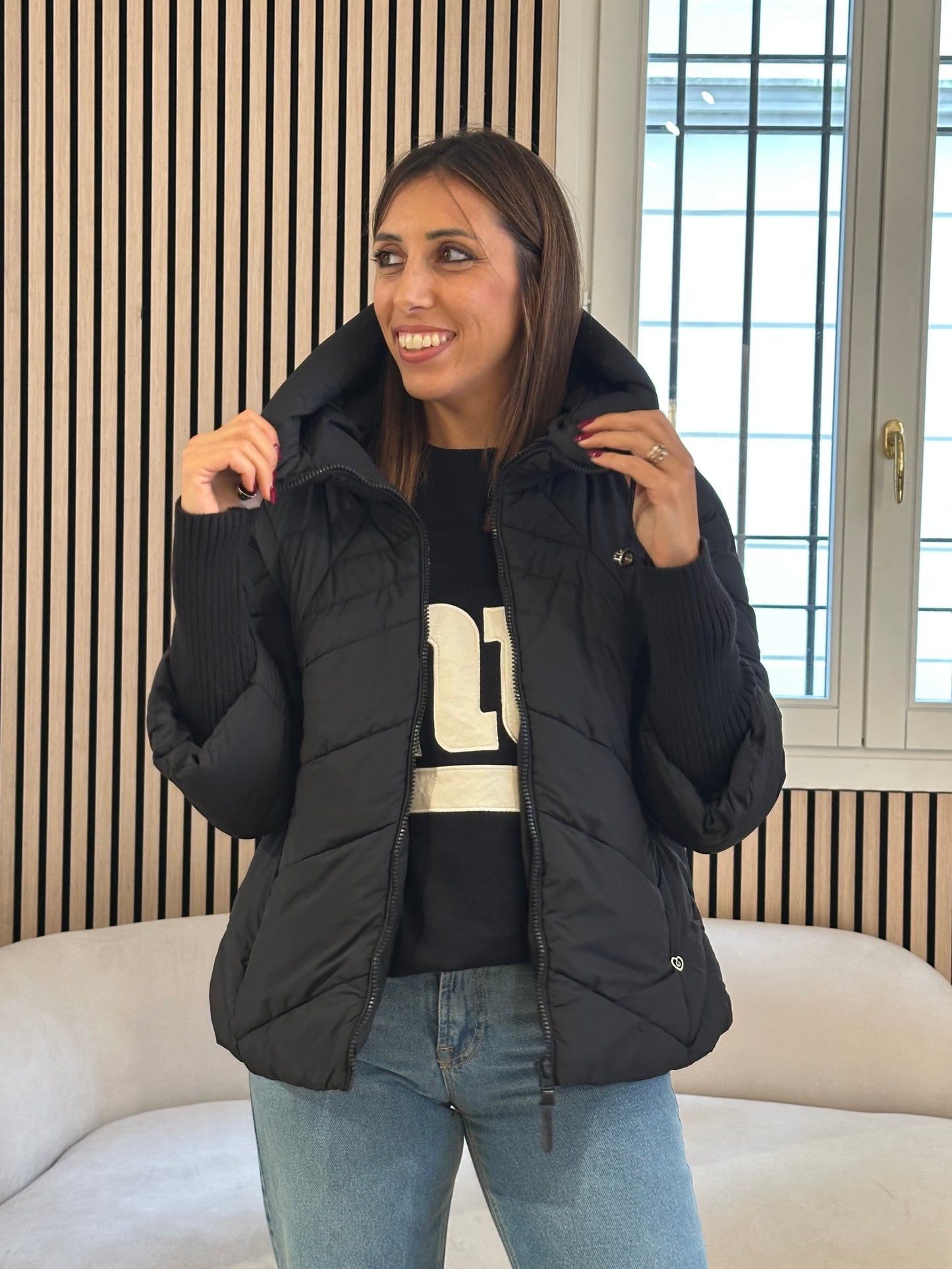 Piumino corto con manicotti nero