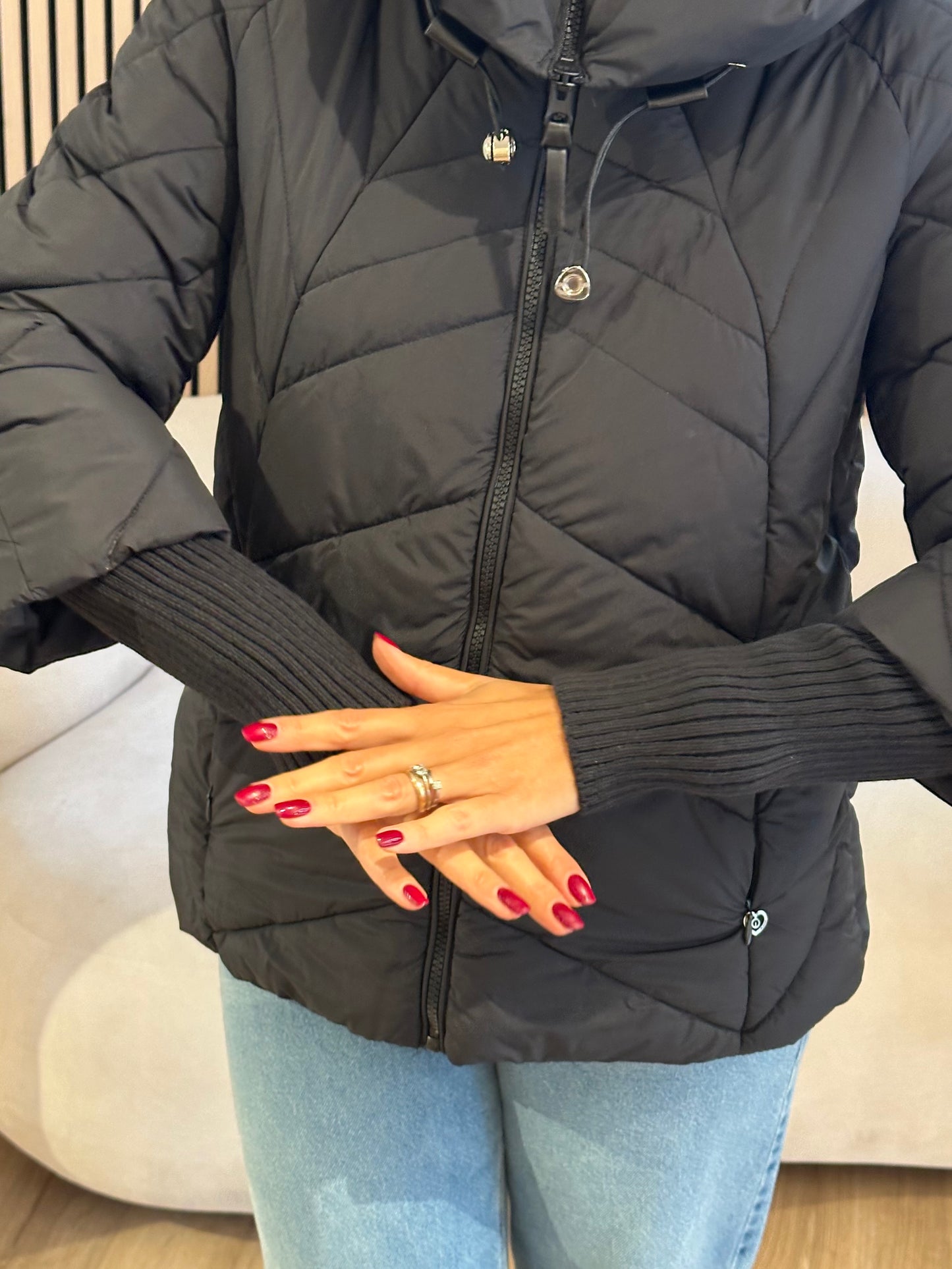 Piumino corto con manicotti nero