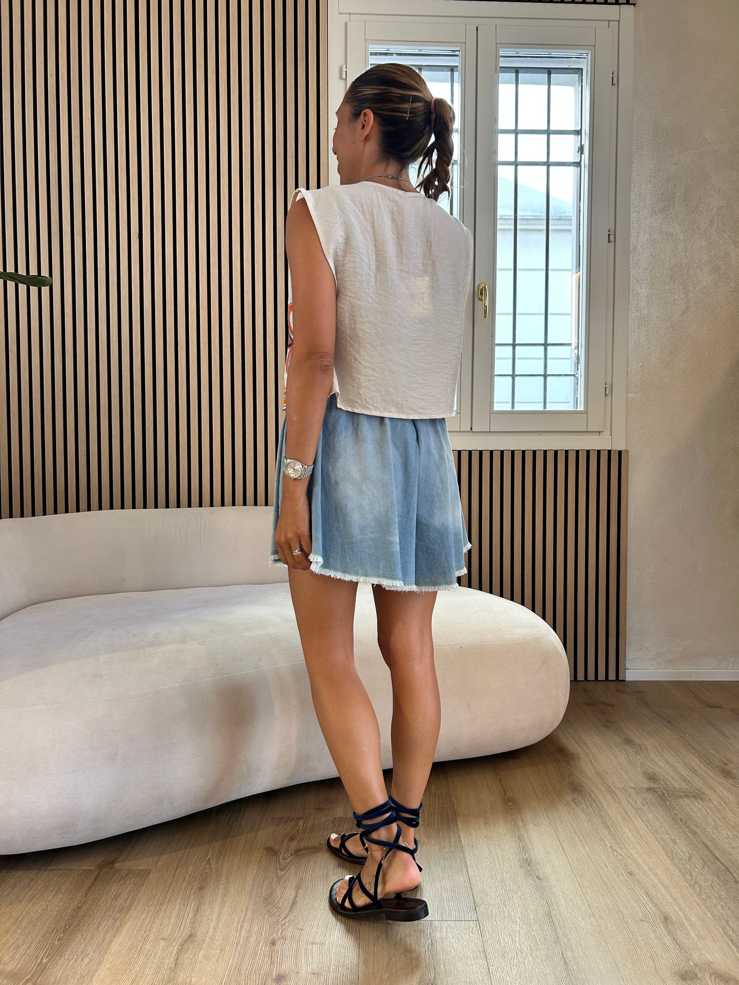 Short denim con nappine