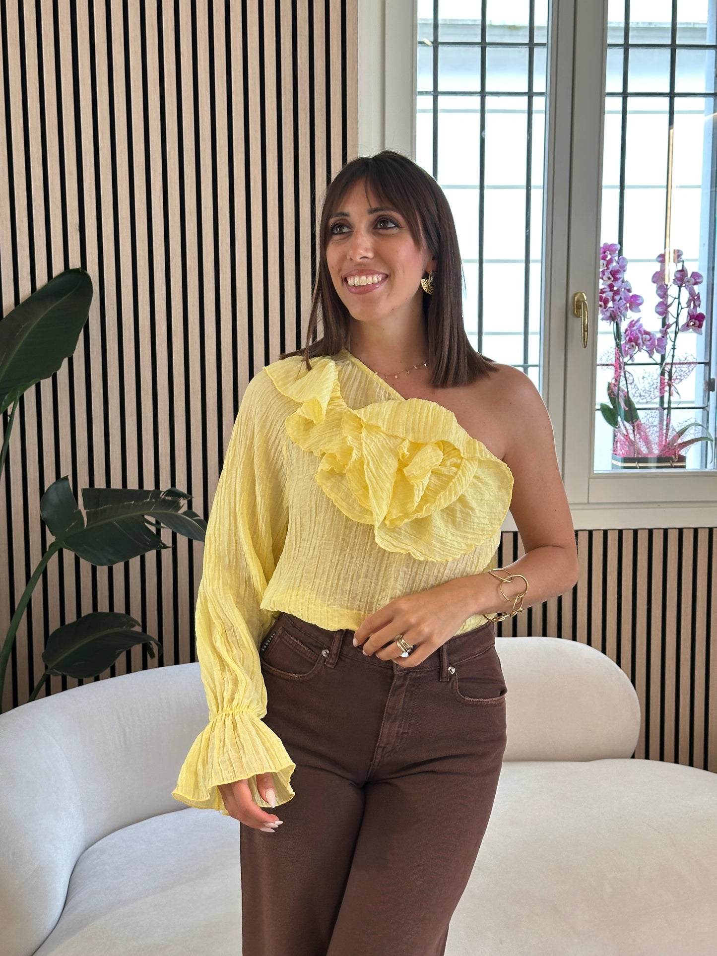 Top monospalla rosa giallo pastello