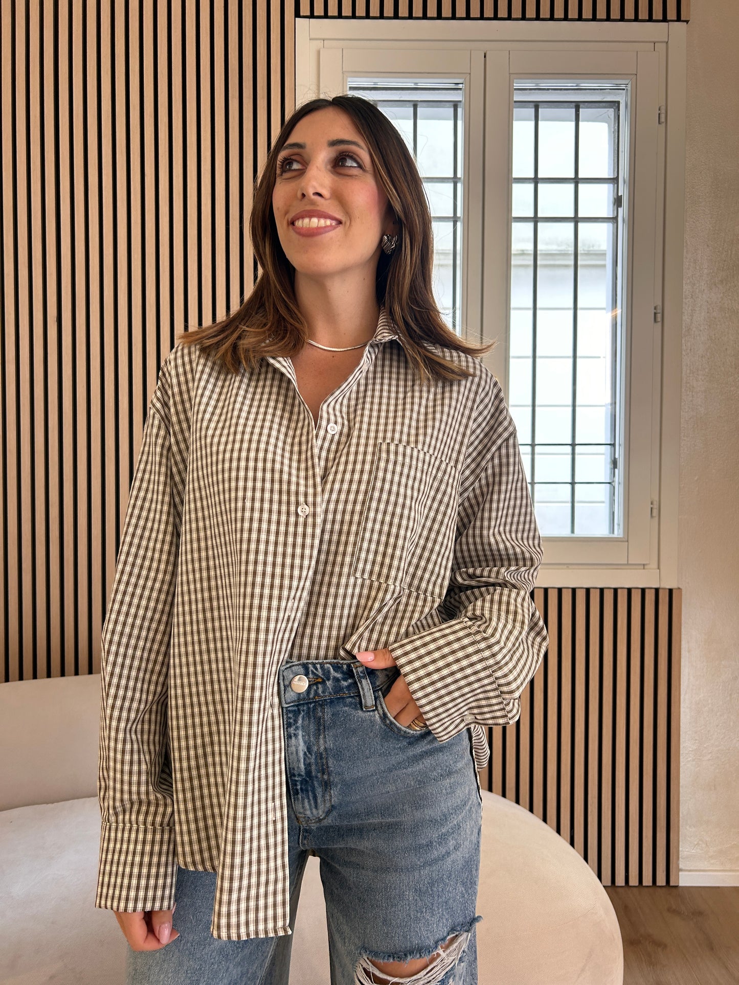 Camicia moro con ricamo rosso