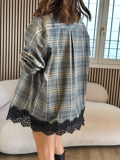 Camicia quadri e pizzo sul fondo