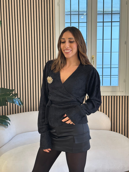 Maglia incrocio spilla nera