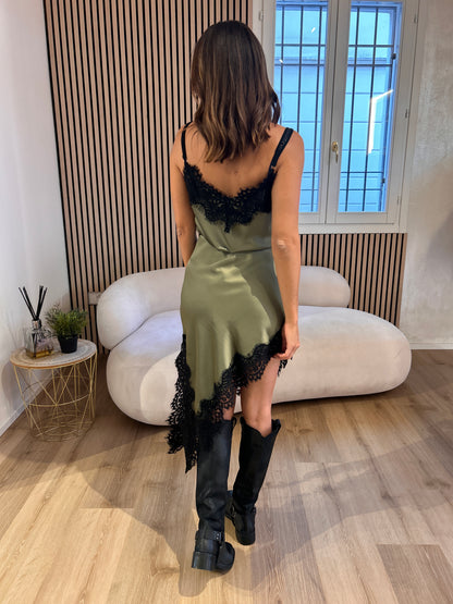 Canotta verde militare in raso dettagli in pizzo