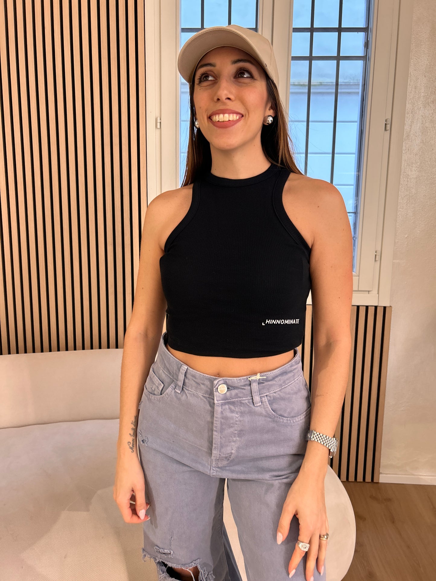 Crop top in costina con scollo all'americana Nero