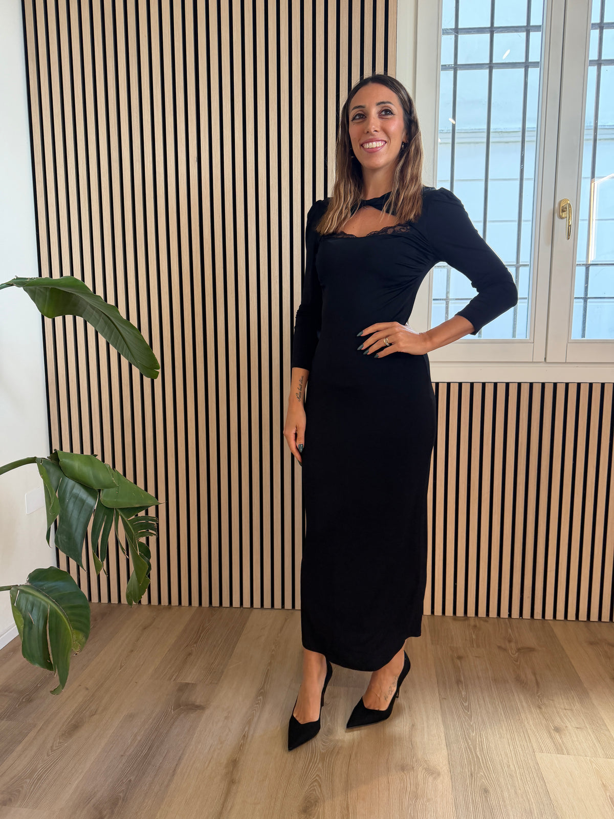 Abito midi V-Neck con arricciatura su maniche e busto