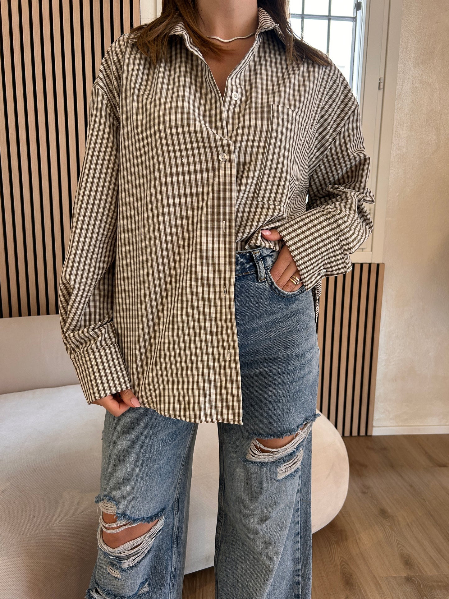 Camicia moro con ricamo rosso
