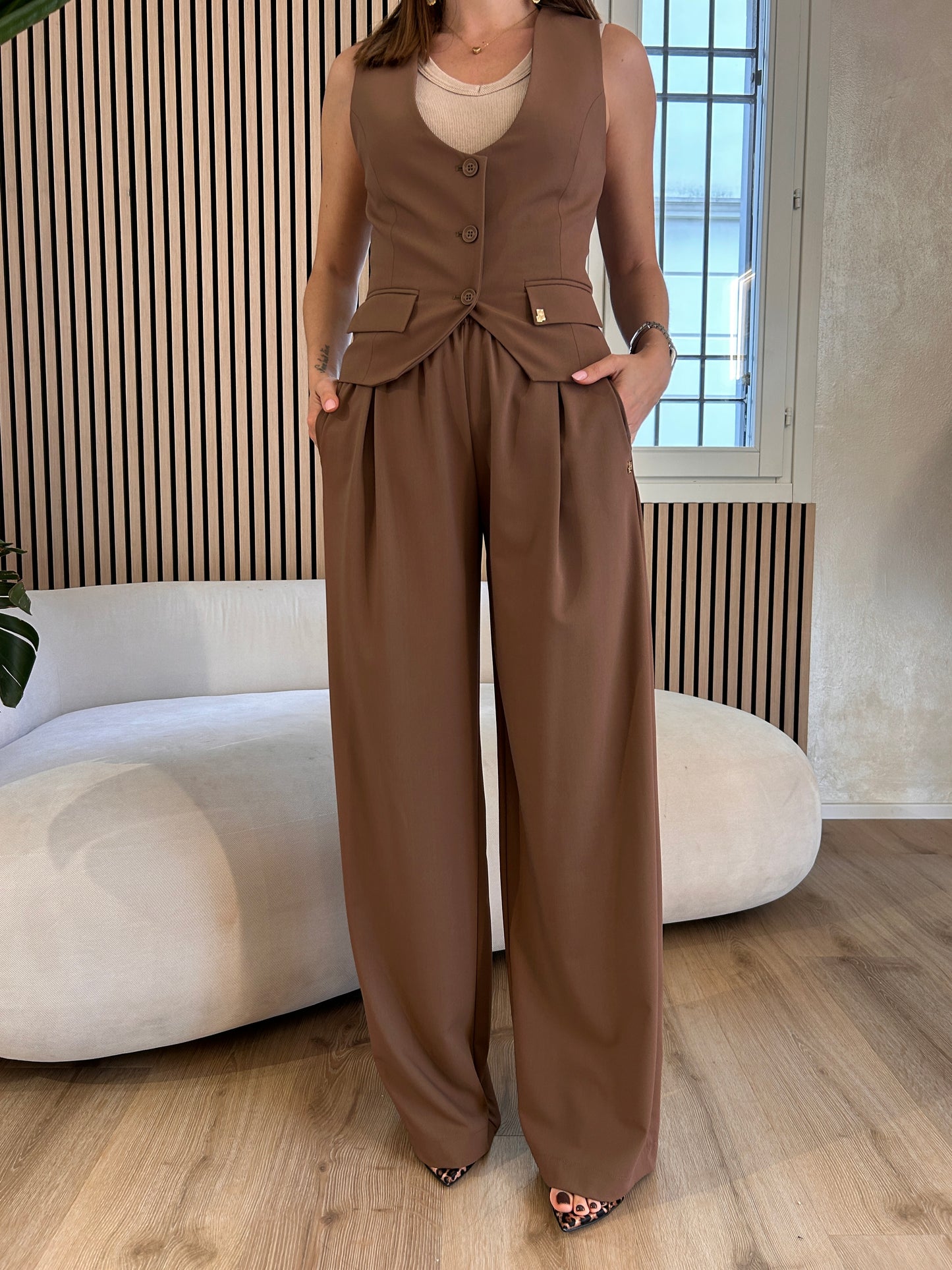 Pantalone over con pences e coulisse moka