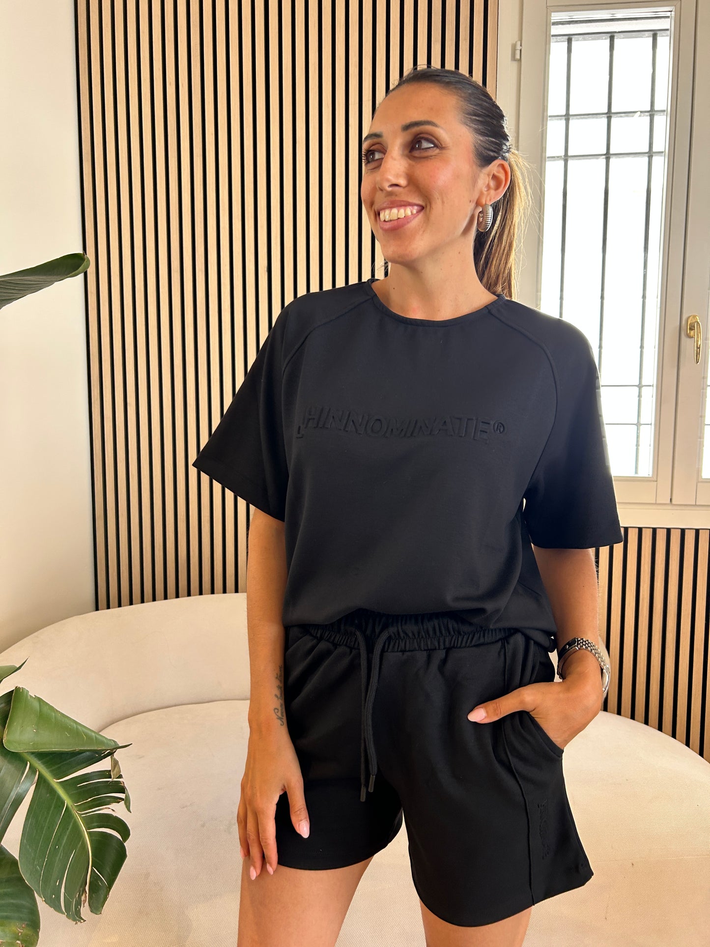 T-shirt mezza manica in viscosa nera
