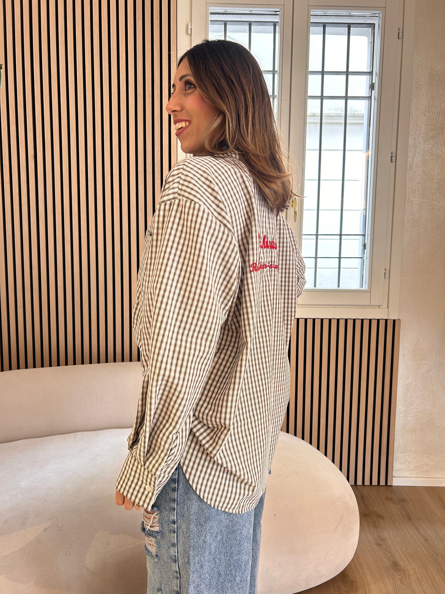 Camicia moro con ricamo rosso