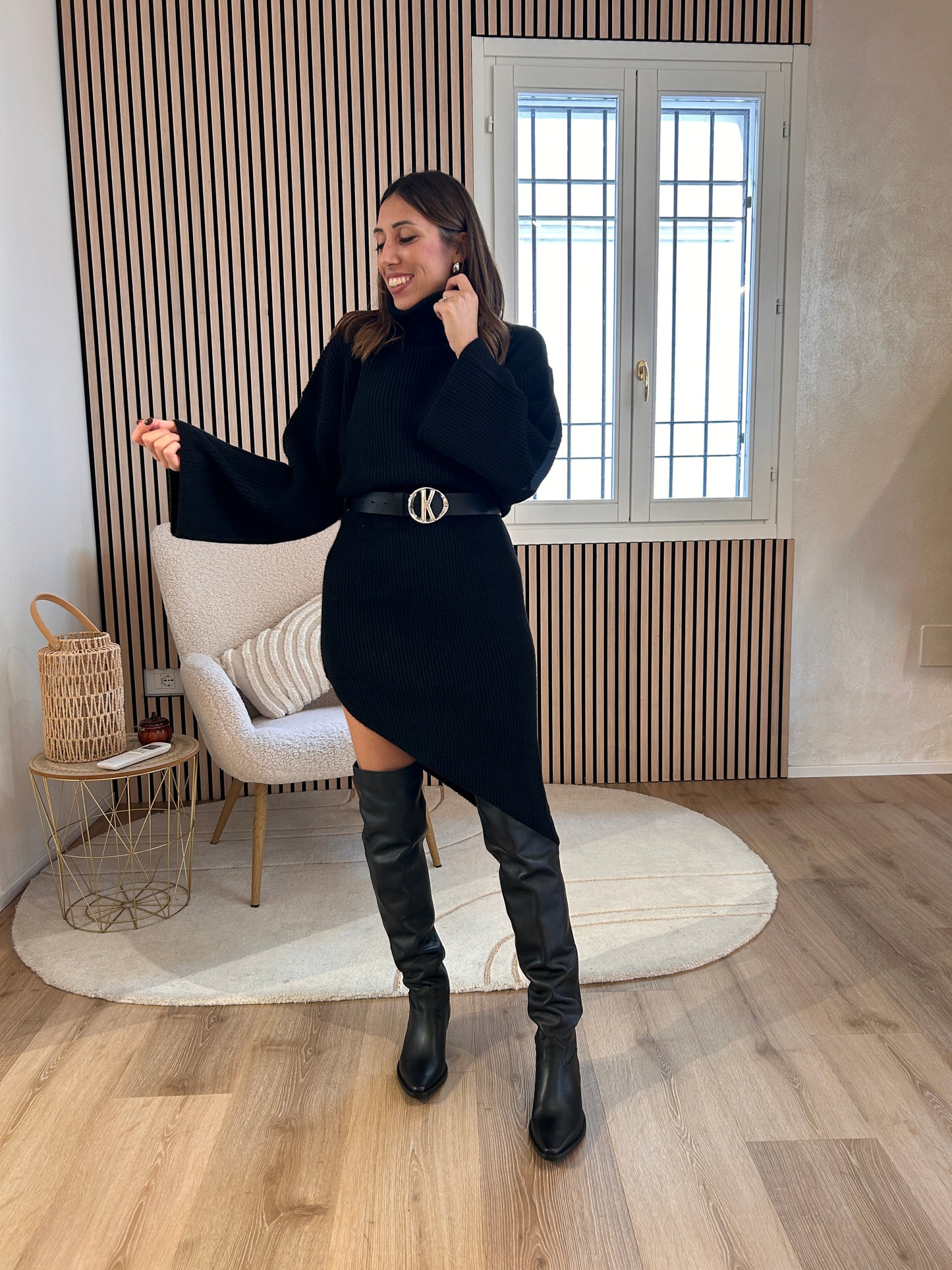 Abito dolcevita asimmetrico nero