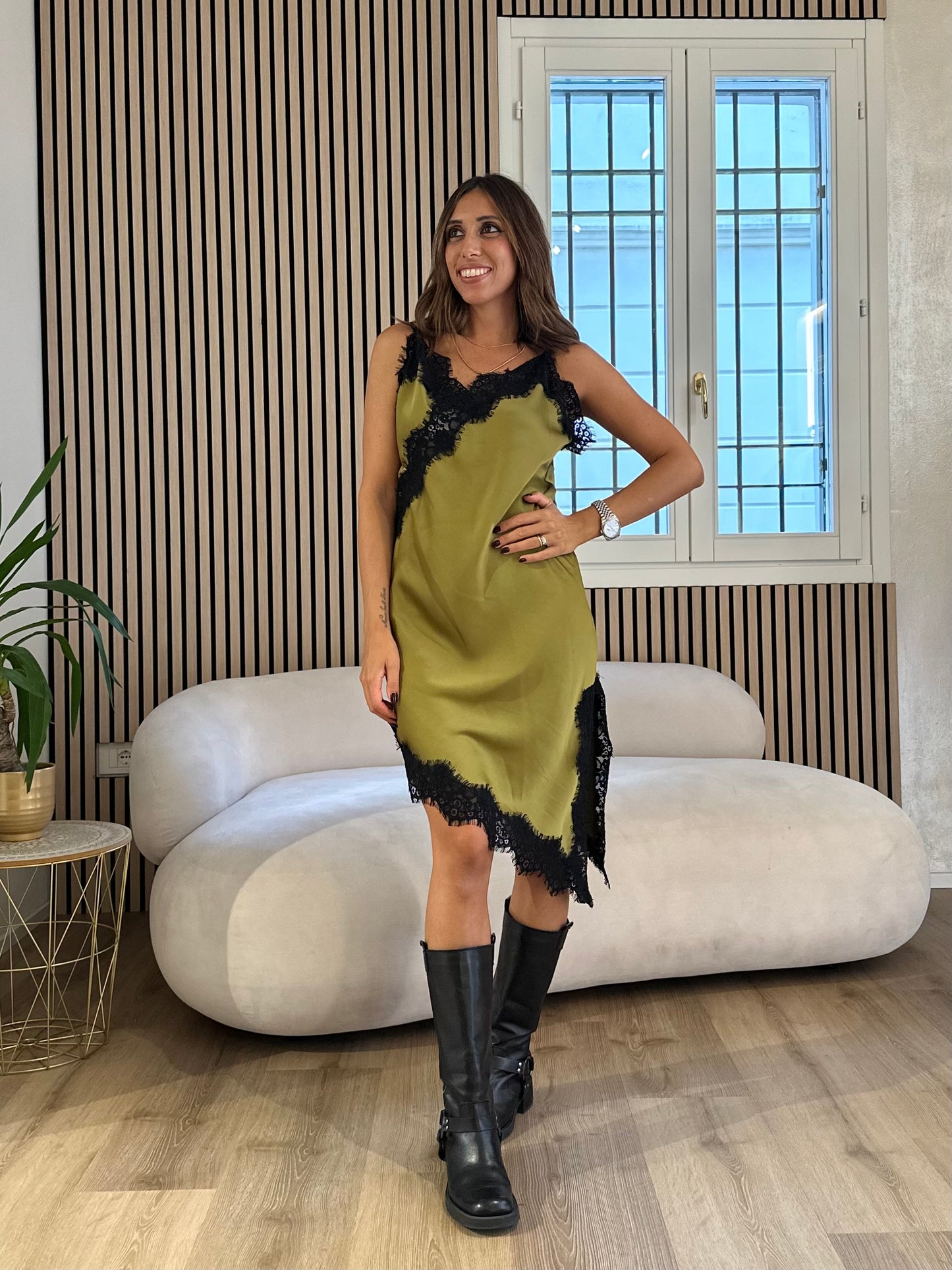 Abito olio con spalline e dettagli pizzo