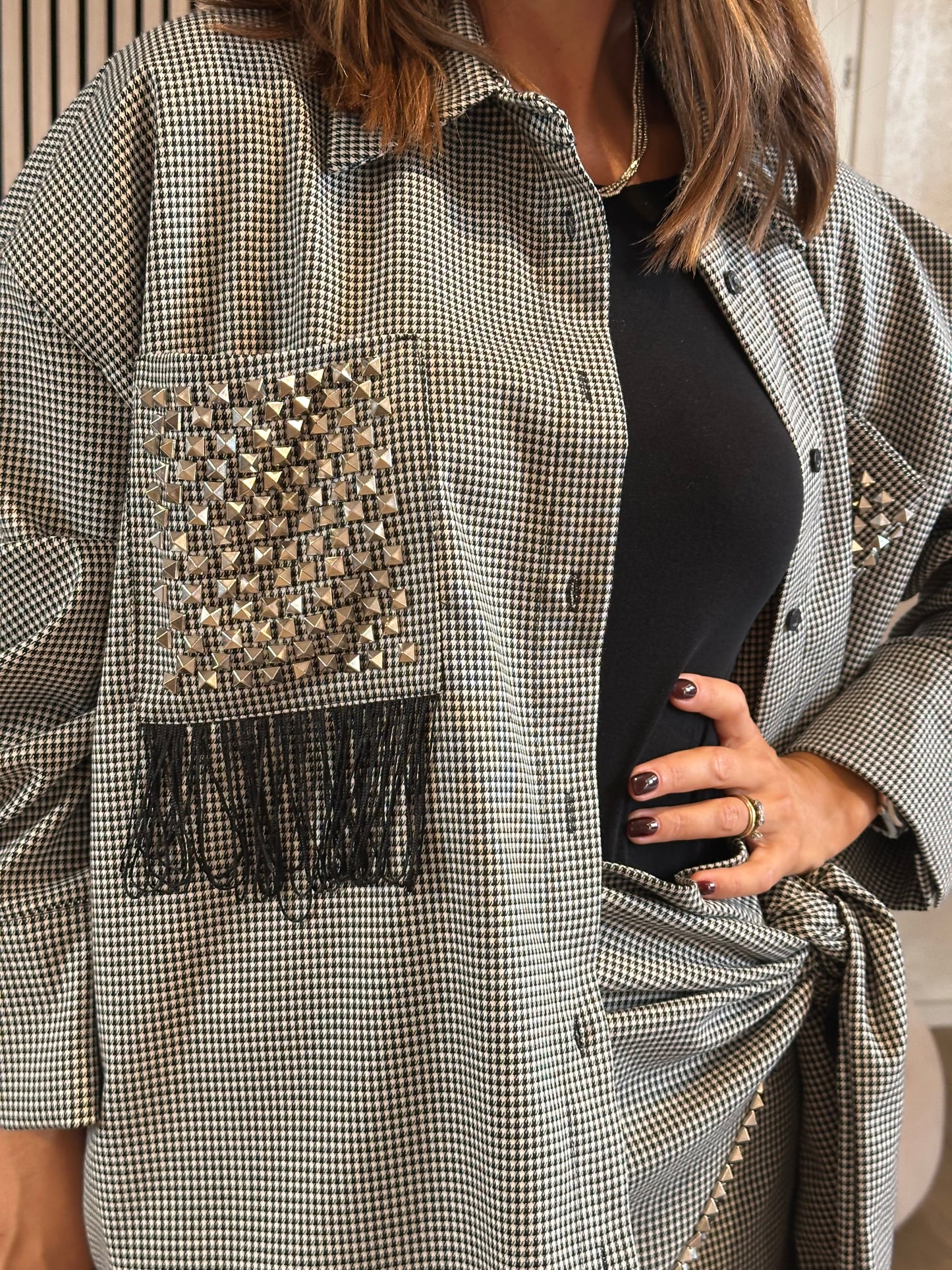 Camicia pied de poule con borchie