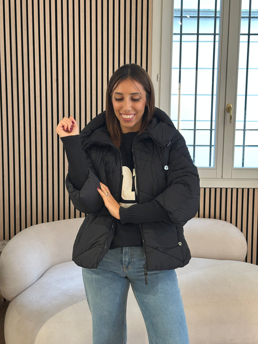 Piumino corto con manicotti nero