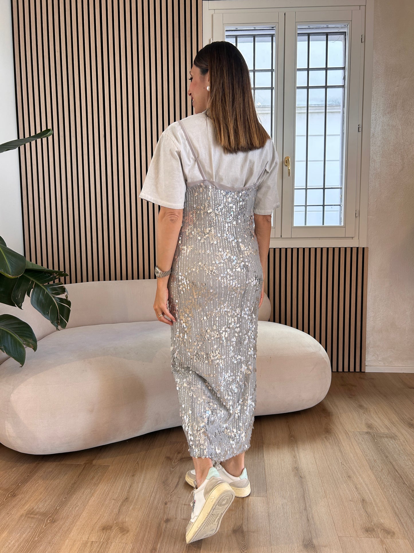 Abito grigio con paillettes